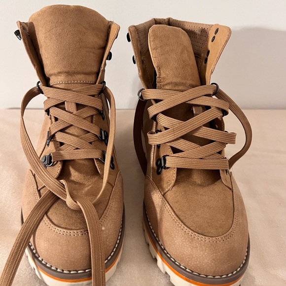 GIFT READY Taupe Suede Hiker Combat Boot Lug Sole Size US 10 - Picture 3 of 8